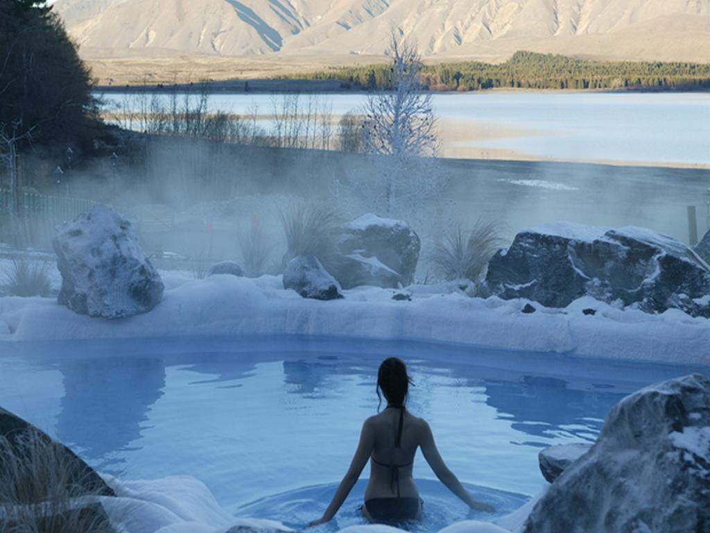 Чистый бассейн во сне. Девушка снег вода спа. New Zealand hot Springs. Бассейн из сна. Hot Springs Winter.